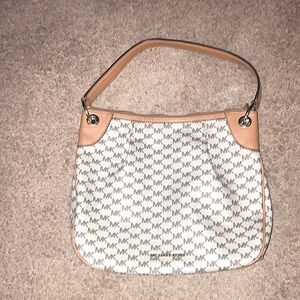 New Michael kors pocket book.  Comes with extra strap if you wanna change out